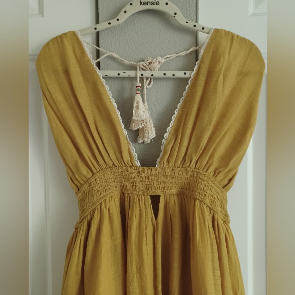 NWT Beautiful Flowy Halter Maxi